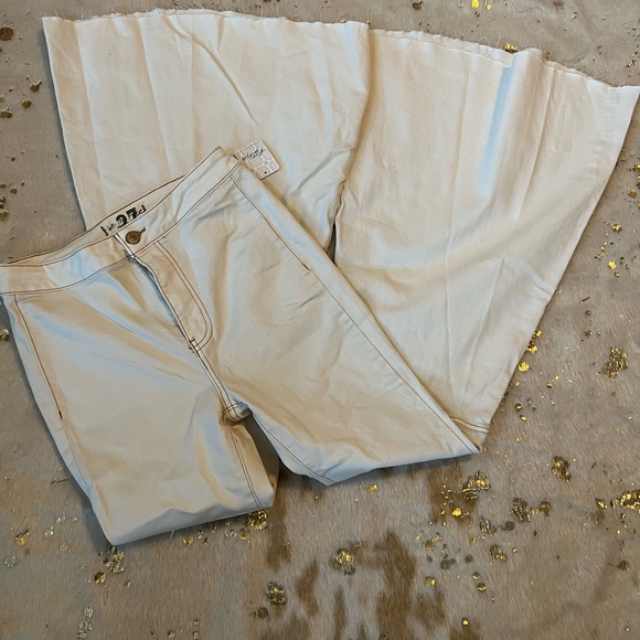 NWT We the Free 27 Float On Flare Jeans
FREE PEOPLE - Picture 7 of 14